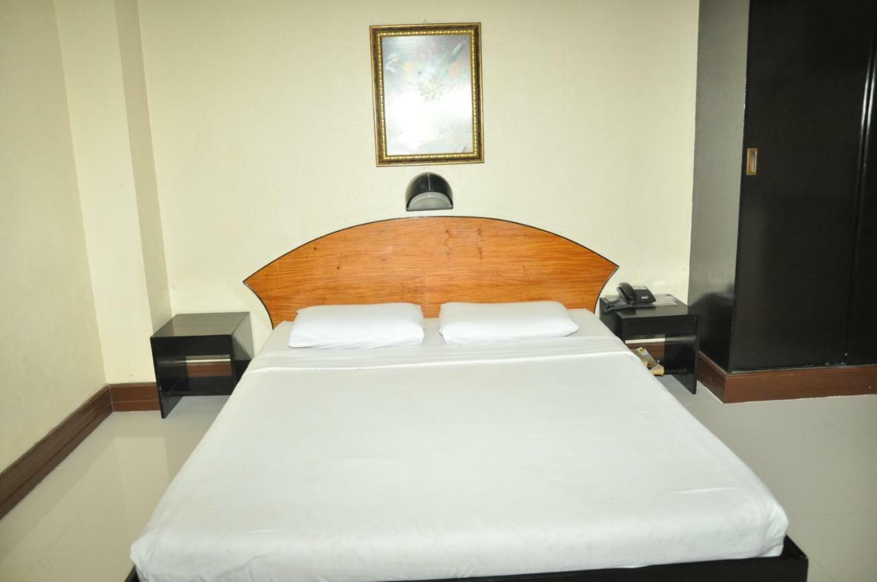 Paragon Suites Cebu Esterno foto